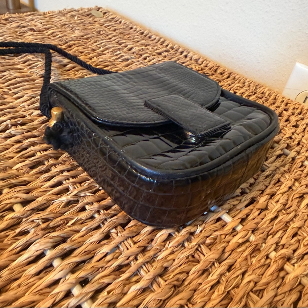 Nigst-Wien Vintage Black Crocodile Pattern Crossbody Bag with Gold Accents - Picture 8 of 13